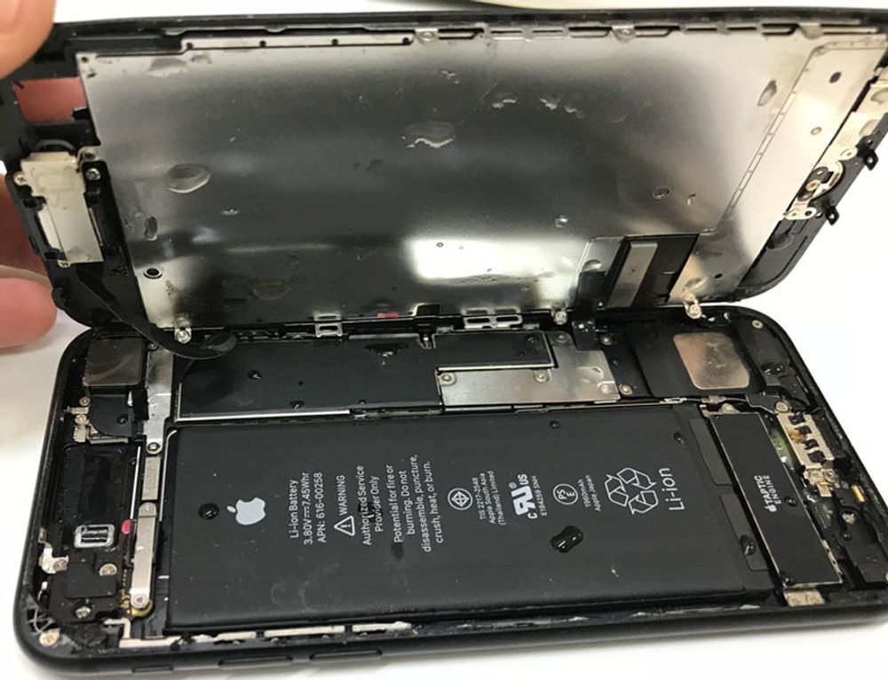 Чистка после попадания в воду iPhone 8