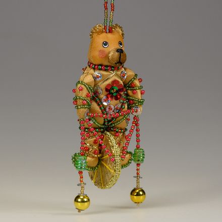 Бисерная ёлочная игрушка Медведь на колесе