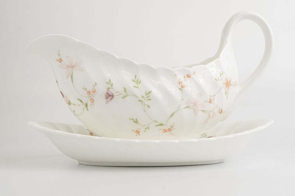 Соусник с блюдом с изображением гвоздик из серии Campion