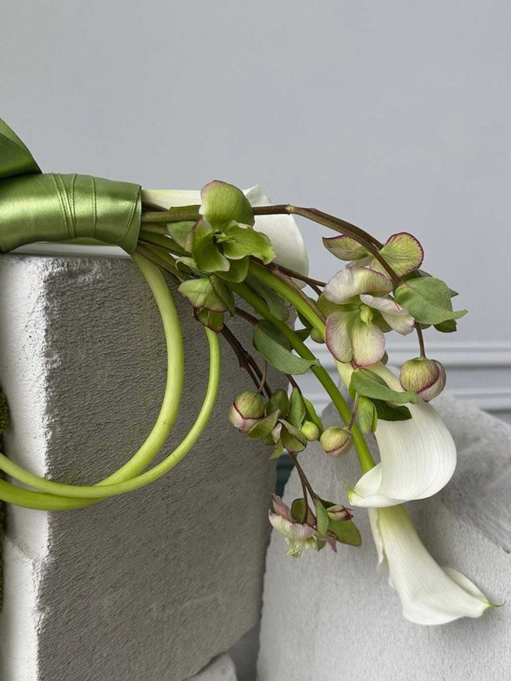 Свадебный букет из белых калл, хелеборуса, лизиантуса и зеленого амаранта