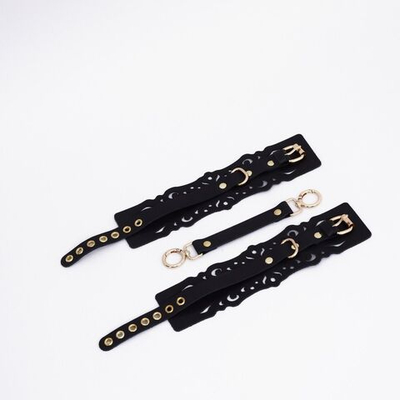 Черный кожаные оковы с узорами и золотистой фурнитурой (Цвет: черный с золотистым)