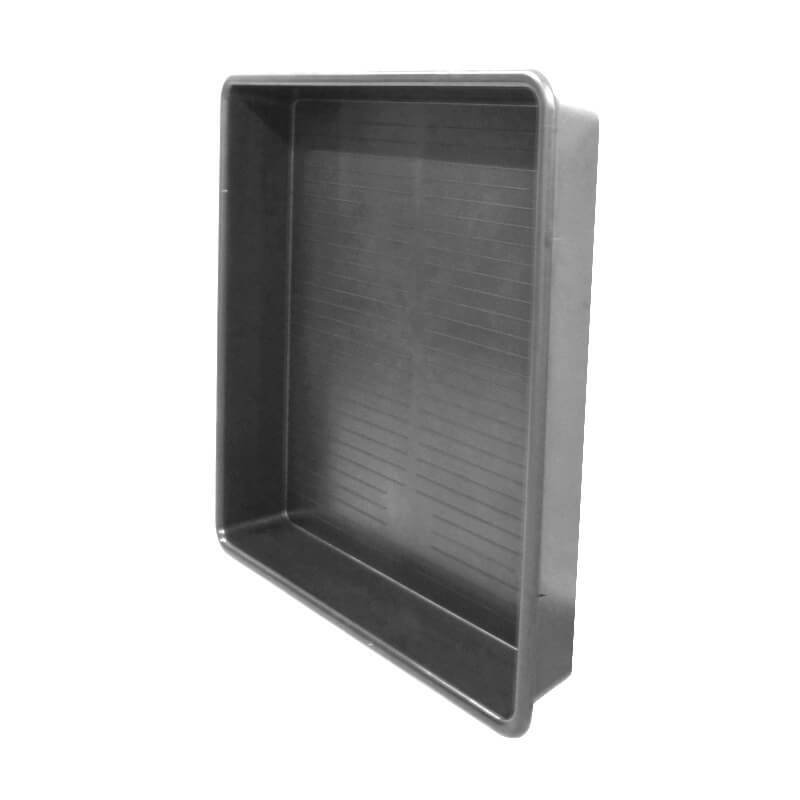 Поддон пластиковый pure factory tray 100x100 см с бортами, вид сверху под углом, с рельефным дном для рассады на белом фоне