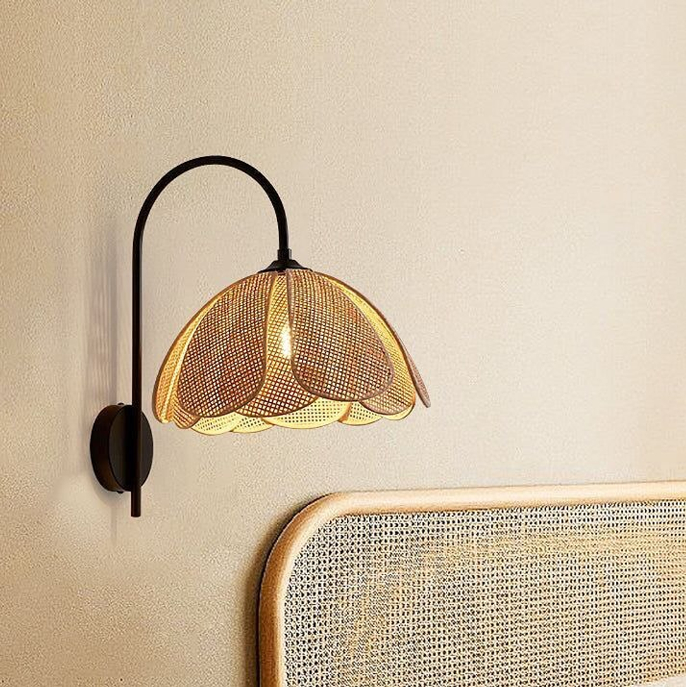 Настенный светильник с абажуром из ротанга создаёт мягкое тёплое освещение и уютную атмосферу.