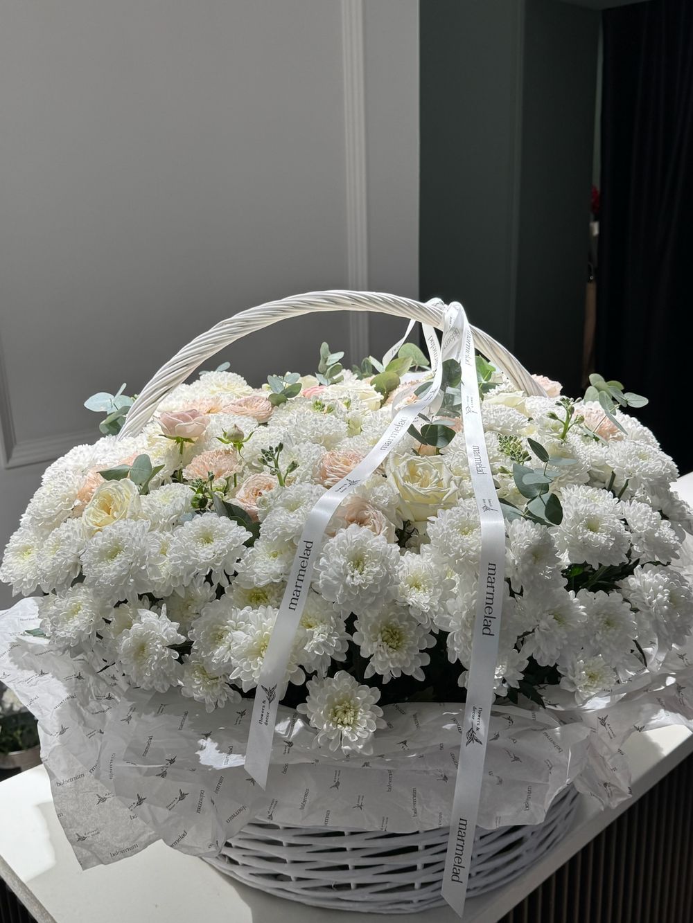 Гранд корзина из кустовых пионовидных роз, хризантемы, эвкалипта и одноголовых роз