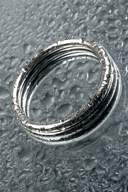 Металлическое кольцо на пенис