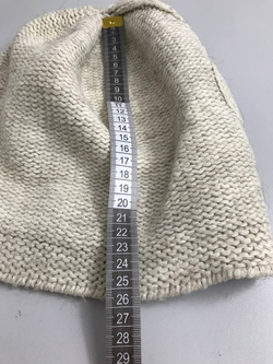 Шапка светлого оттенка