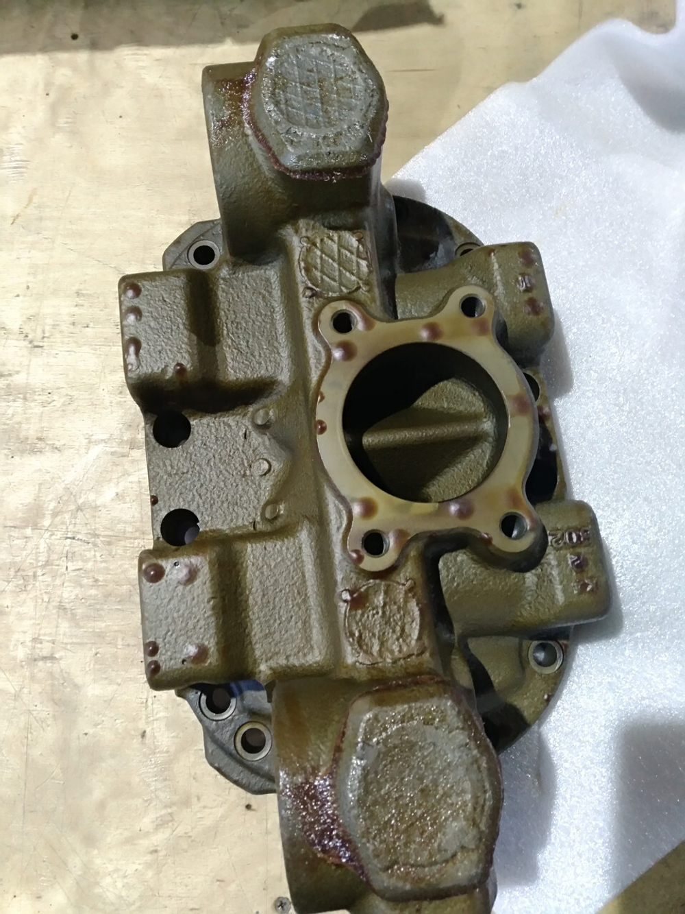 Крышка 1032517 задняя основного насоса Hitachi ZX-3