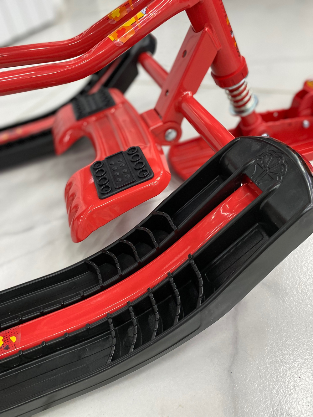 Снегокат «Тимка спорт 4-1» со спинкой с граффити на красном (арт. ТС4-1/GR)