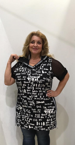 Туника с сеткой на рукавах и капюшоне. Белый принт в виде букв