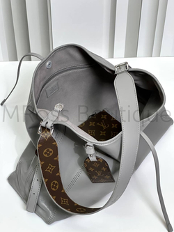 Серая кожаная сумка Louis Vuitton Carry All Dark через плечо