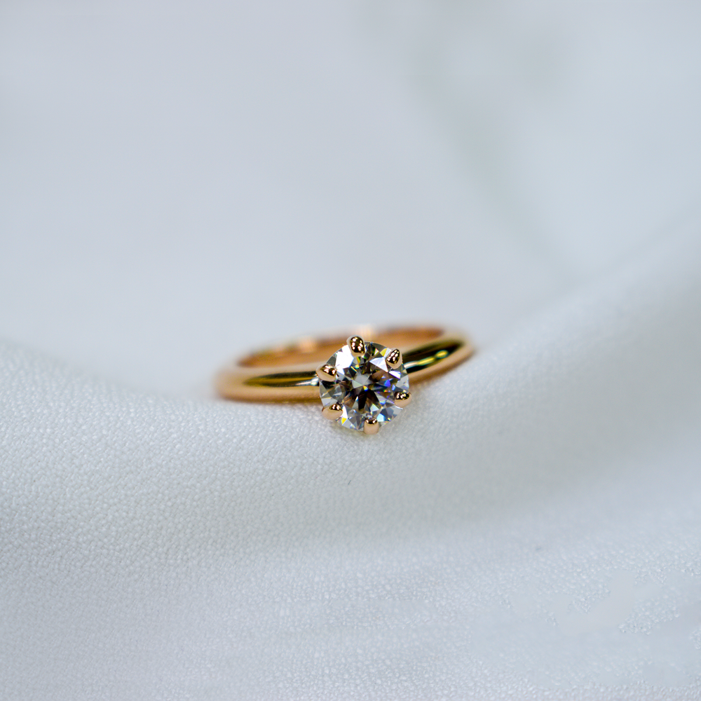 Кольцо с бриллиантом