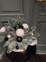 Композиция в коробочке с новогодними игрушками