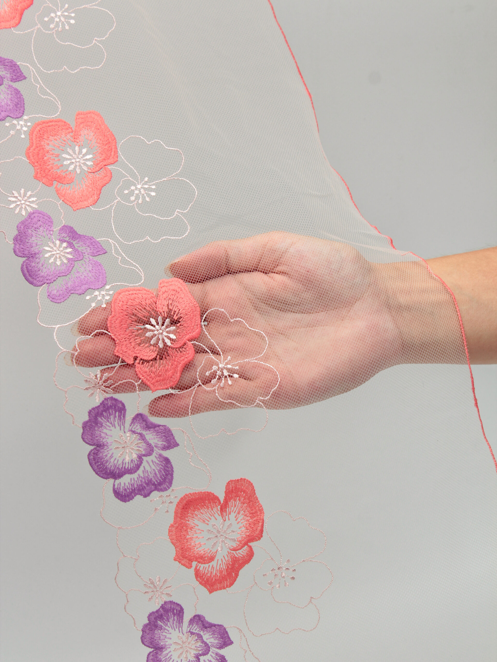 Вышивка на сетке серебристый пион с яркой лавандой и коралловым ширина 22 см ОТРЕЗ 0,9 м