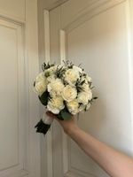 Свадебный букет из диантусов, эвкалипта, кустовых пионовидных и одноголовых роз