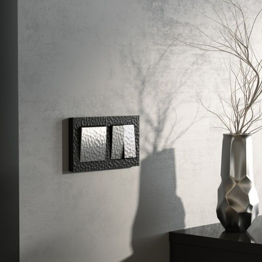 Выключатель одноклавишный проходной серебряный