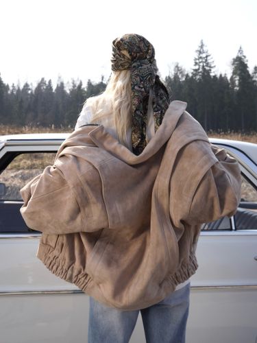 Светло-бежевая замшевая куртка-бомбер