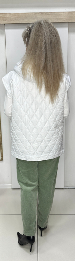 Белый стеганный жилет с принтом из ромашек