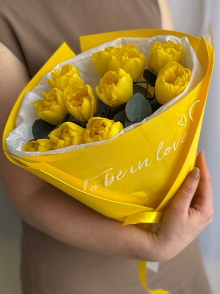 Пионовидные желтые тюльпаны премиум сорта и зелень эвкалипта в утонченном оформлении от Флора Маркет