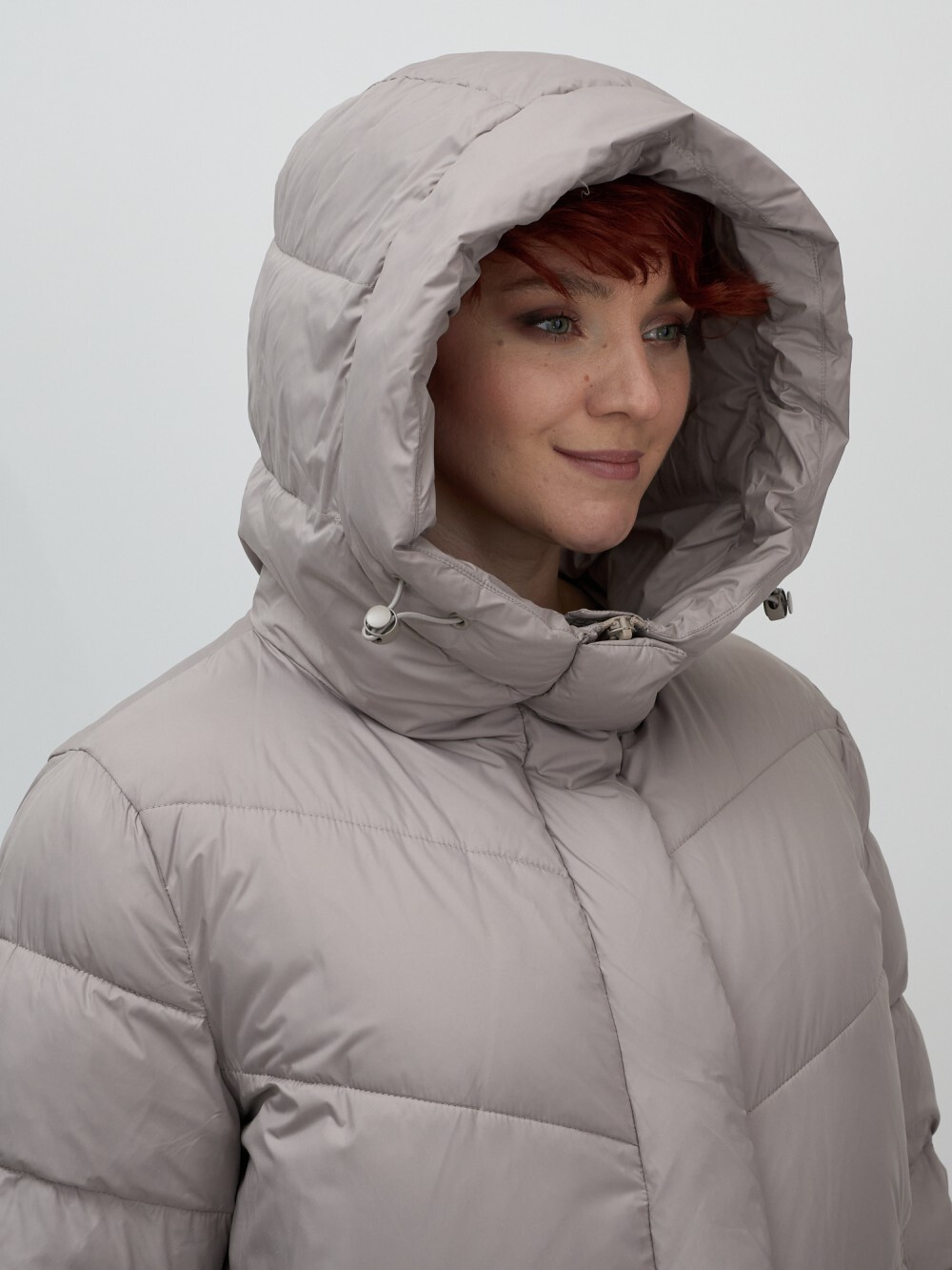 Пальто зимнее утепленное с капюшоном женское серого цвета 7623Sr