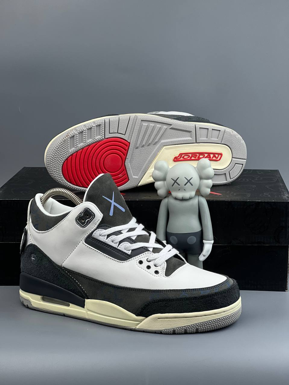 Кроссовки Nike AirJordan 3 Kaws #409 (бел.)