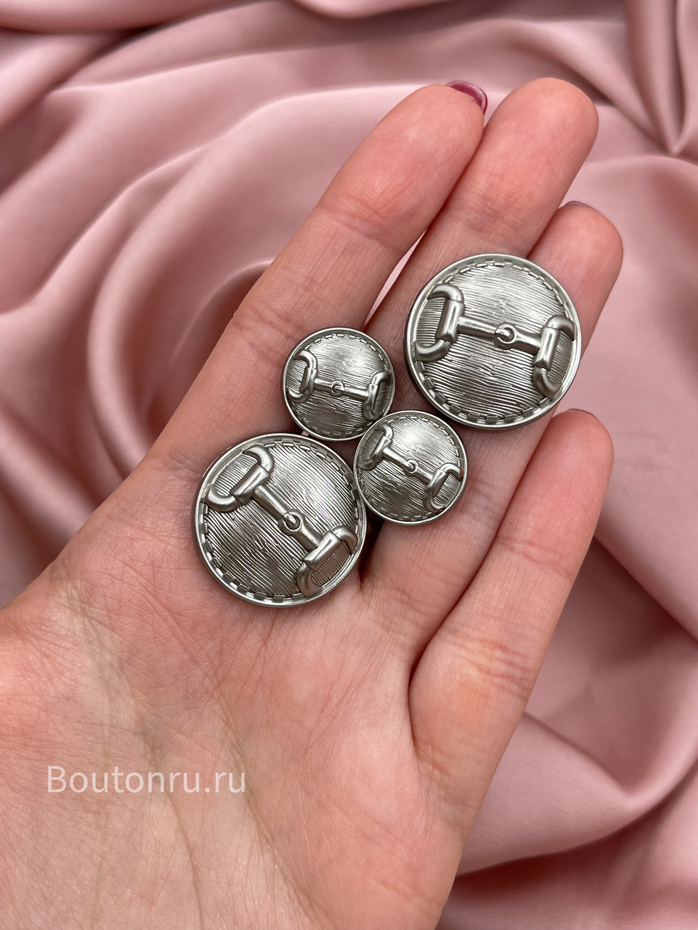 Пуговицы в стиле Гучч. матовое серебро