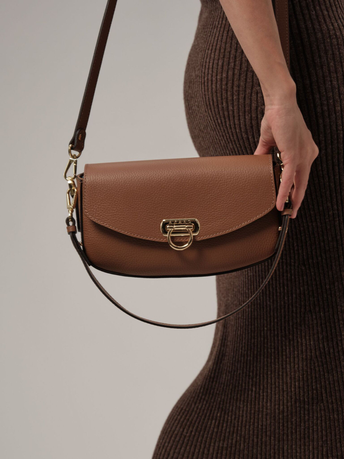 Сумка кожаная на плечо багет светло-коричневая