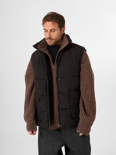 Черный утепленный жилет QWE