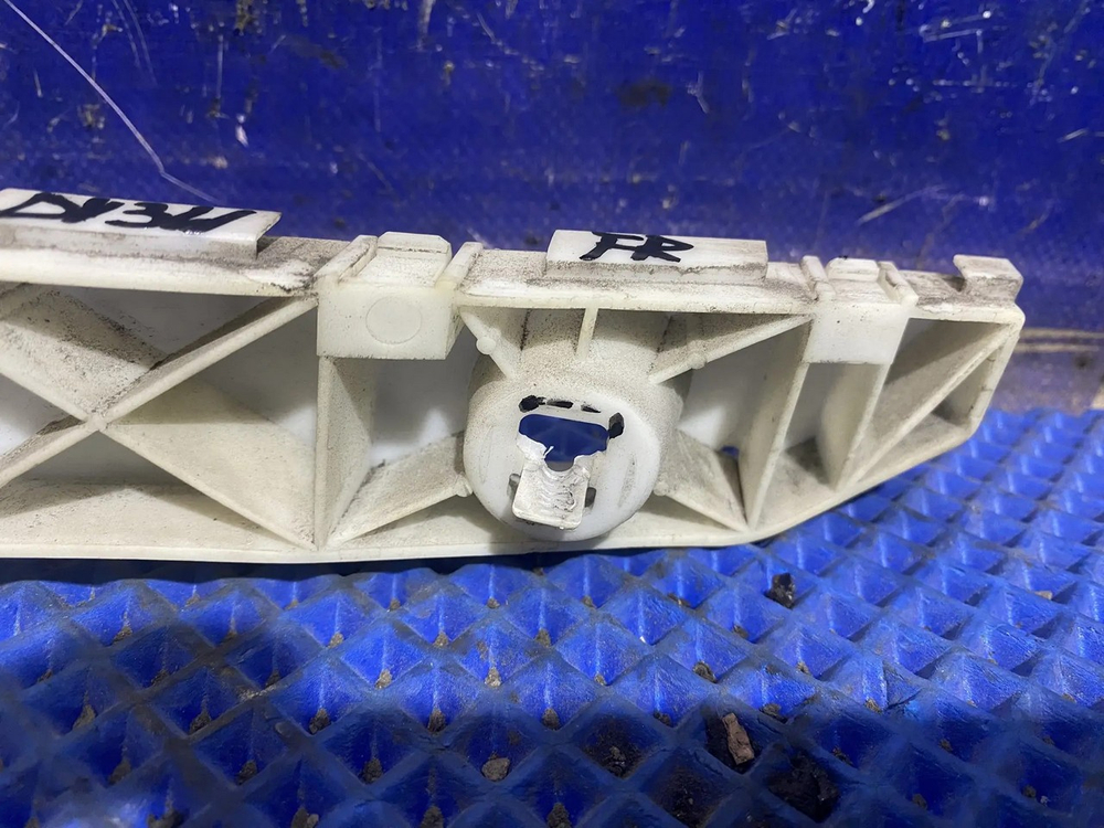 Крепление бампера переднее правое MAZDA DEMIO 2005-2007