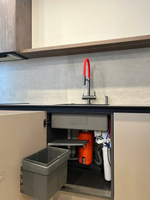 Премиальная кухня с фасадами из МДФ в эмали и акриловой столешницей