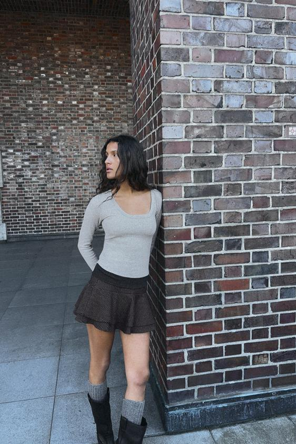 ZARA МИНИ-ЮБКА В ПОЛОСКУ С ОБОРАМИ, СЕРЫЙ