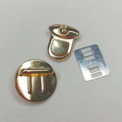 Замок-защелка на зажимах 30*35 Золото