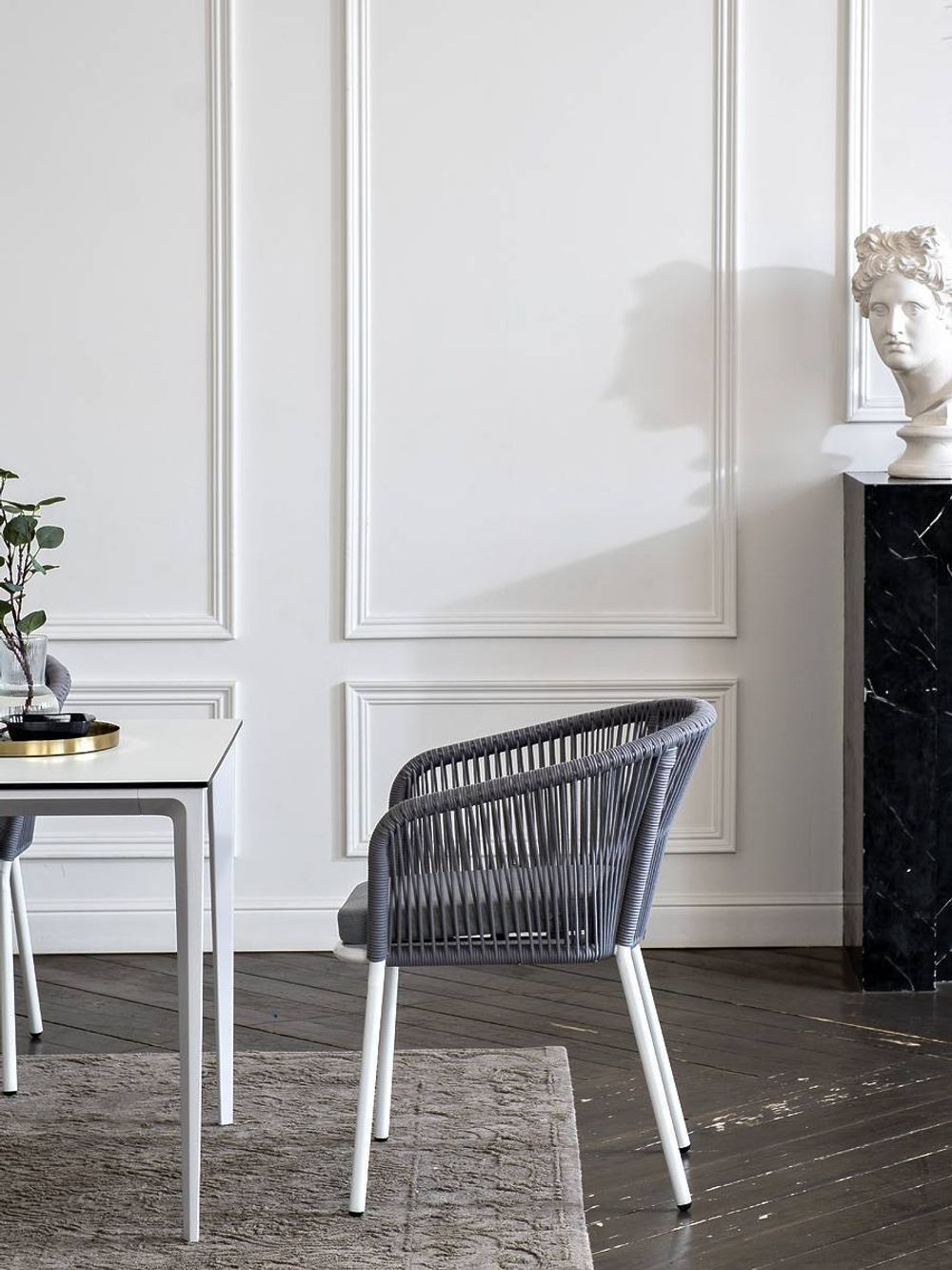 "Малага" обеденная группа на 4 персоны со стульями "Марсель", каркас белый, роуп светло-серый