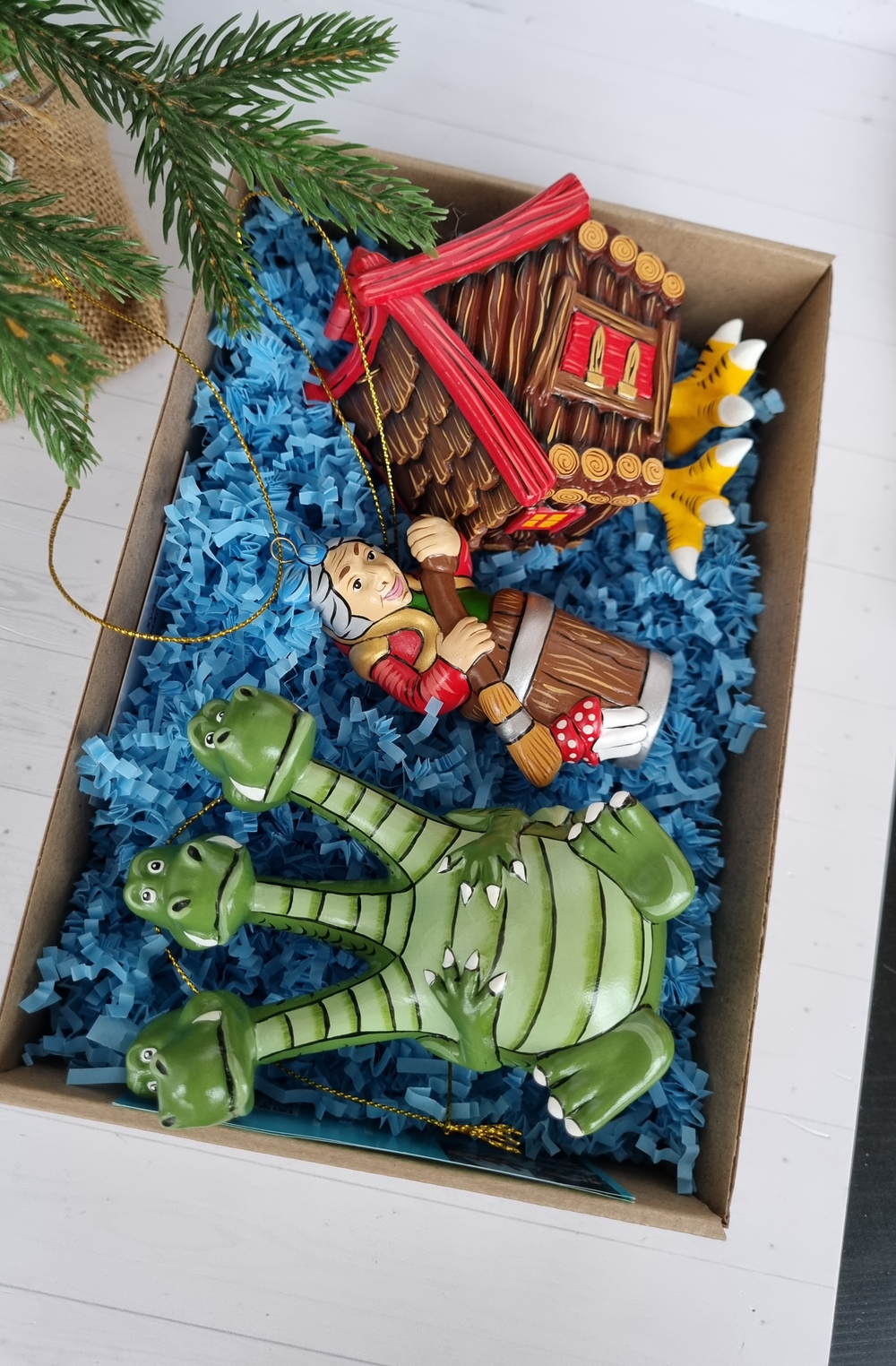 Набор игрушек на ёлку из фарфора баба-яга, змей-горыныч и избушка