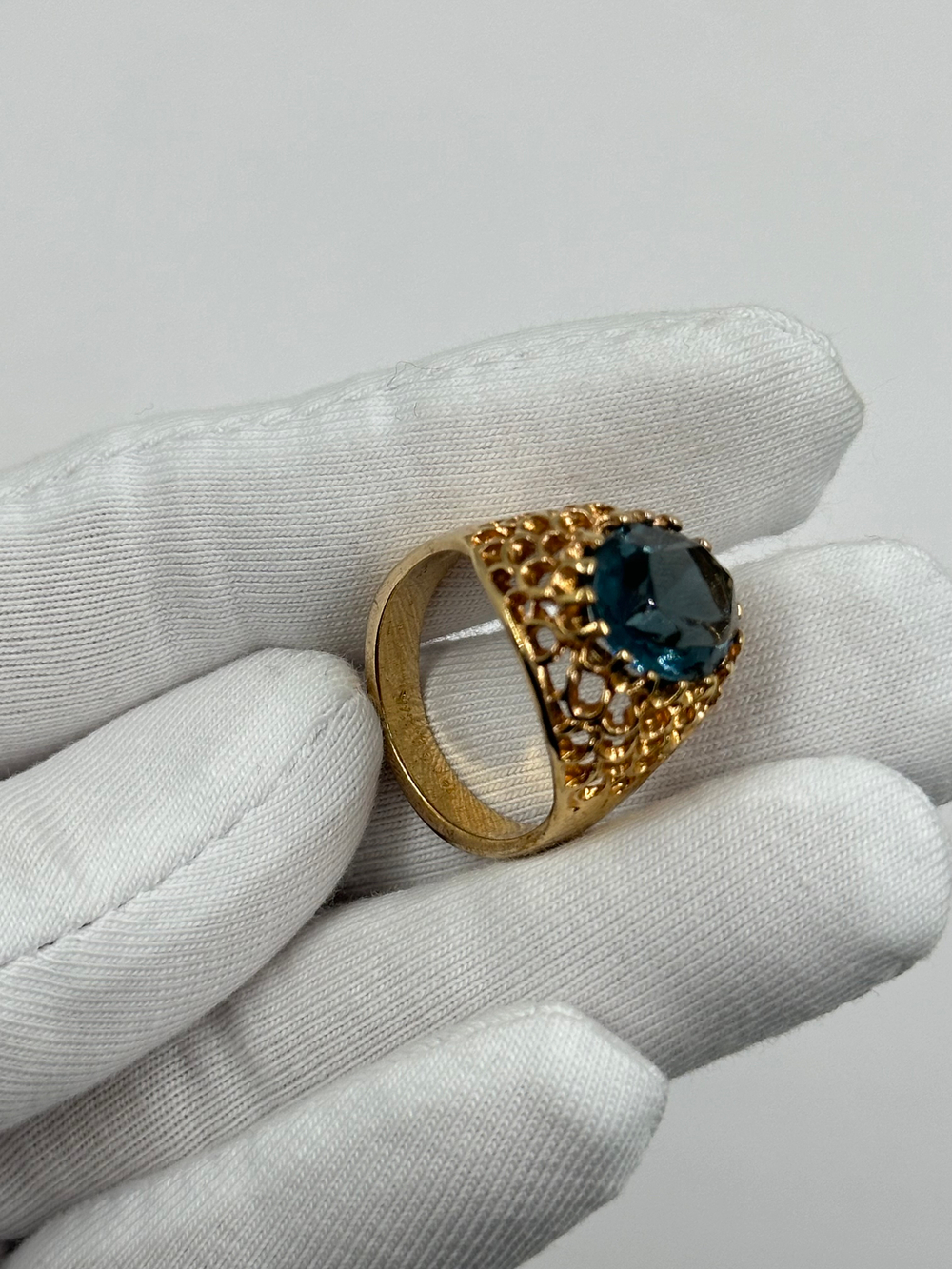 Кольцо с синим кристаллом