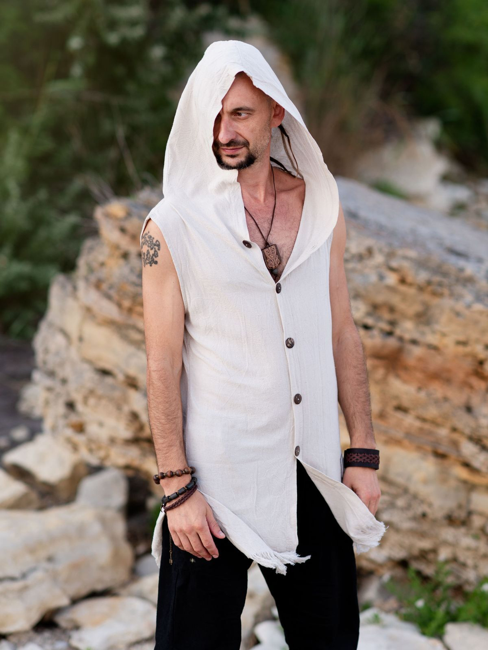 Мужская безрукавка с капюшоном (принт Лабиринт/молоко)