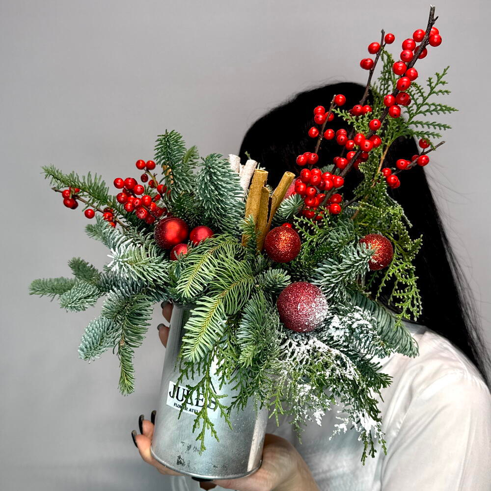 «Алая сказка» композиция с елью Нобилис , илексом и елочными шарами на Новый год