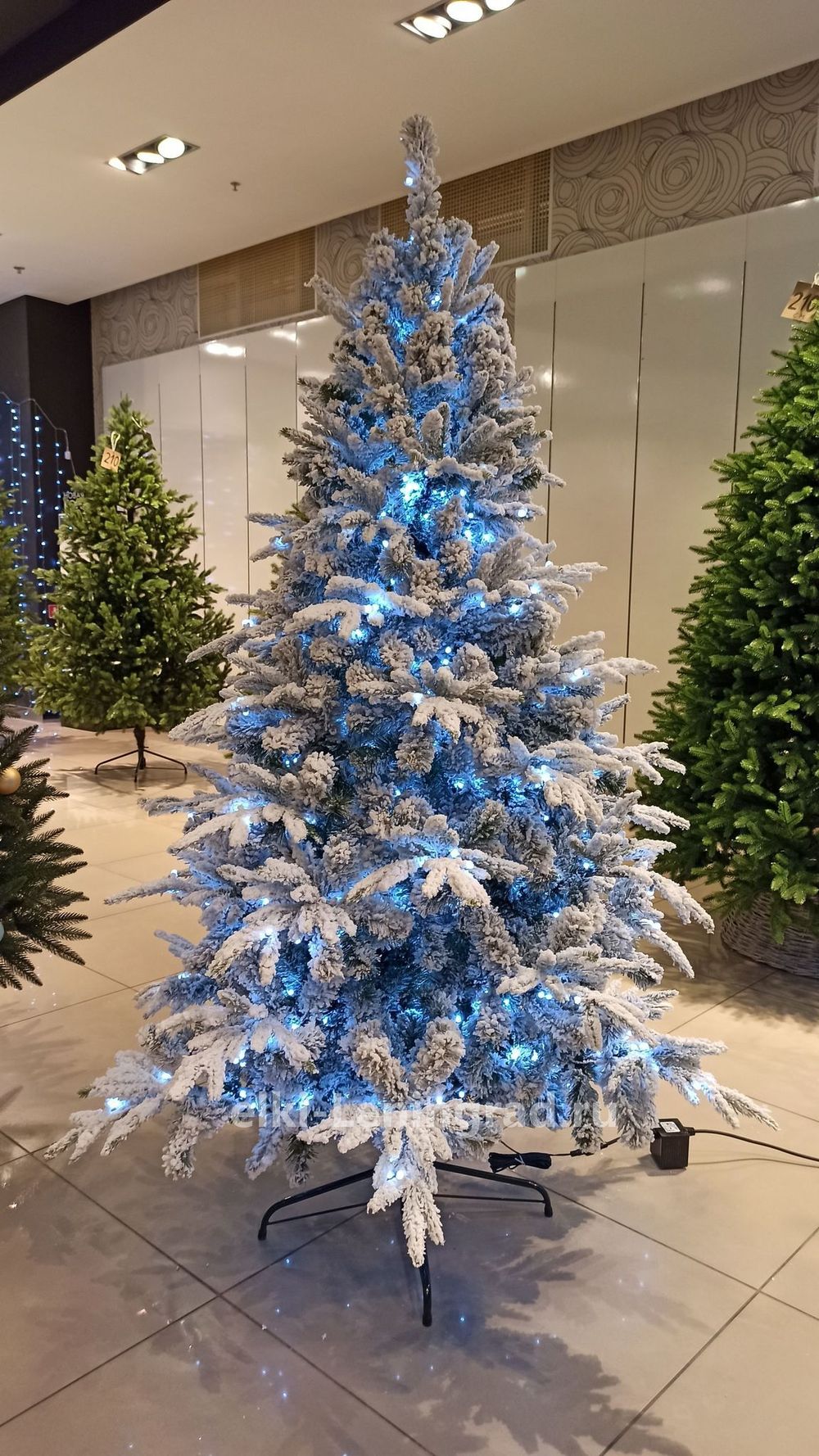 Заснеженная елка с гирляндой «Форесто» холодный свет (Литая+пвх) 180 см / 1,8 м