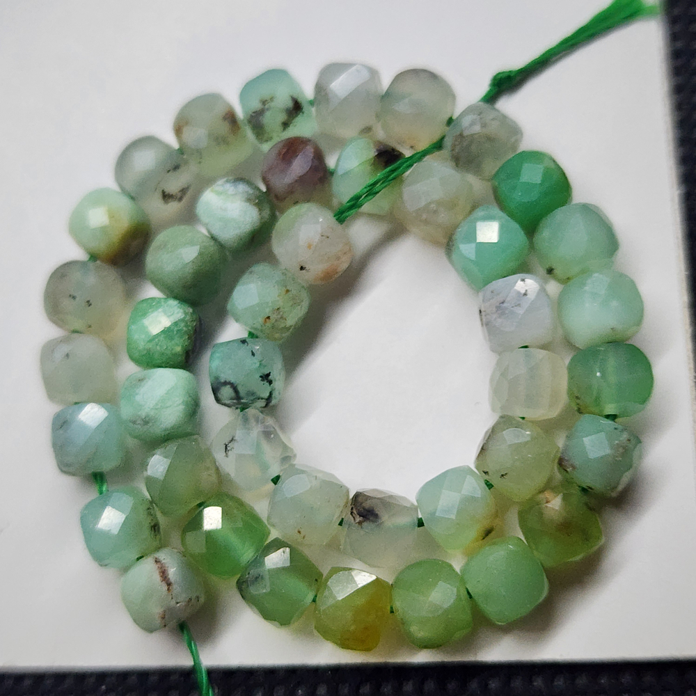 Хризопраз, бусина куб в огранке, 5мм, цена за нить 19см