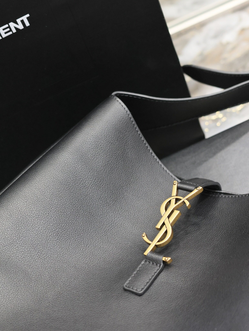 Saint Laurent Large Le 5 A 7 Supple 31 cm