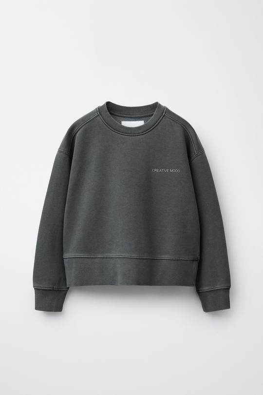 ZARA ТОЛСТОВКА С НАДПИСЬЮ И ЭФФЕКТОМ ПОТЕРТОСТИ, СЕРЫЙ
