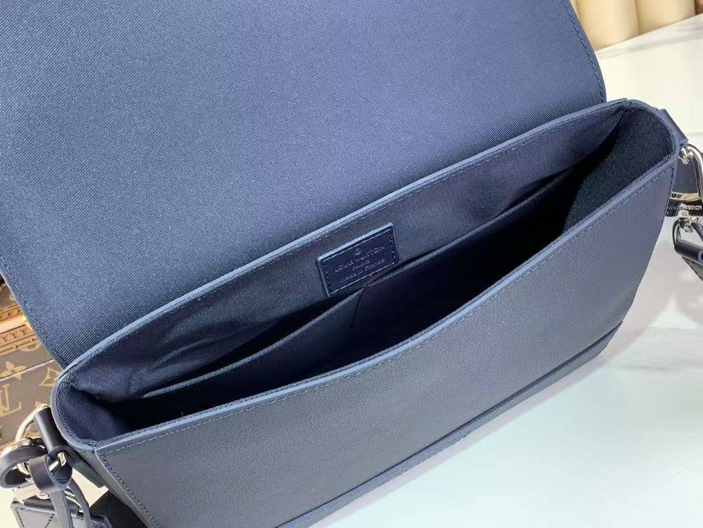 Сумка-мессенджер Louis Vuitton
