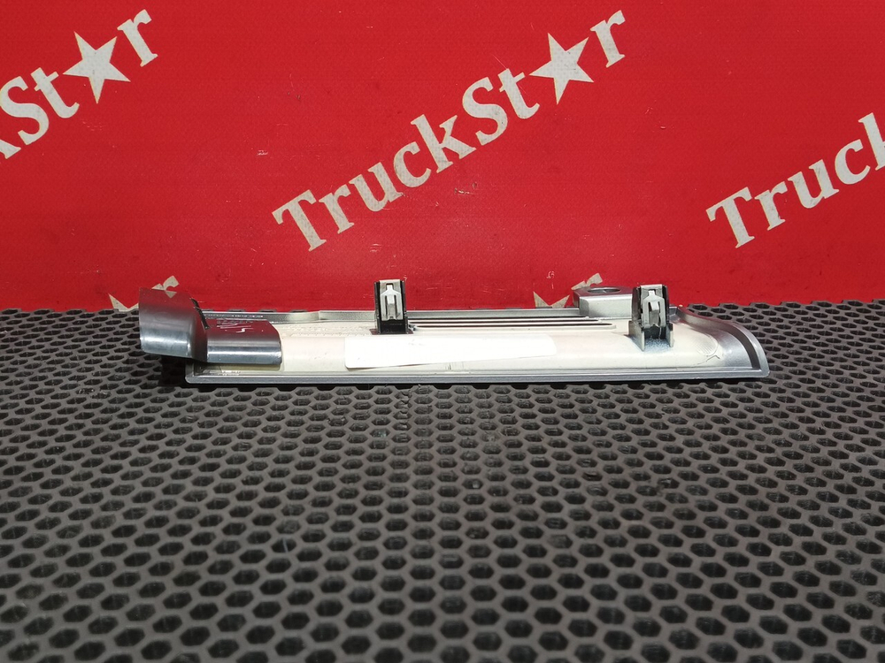 Накладка решетки радиатора левая 2019г.