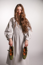 Платье с V-вырезом и длинным рукавом из плотного хлопка, в светло-сером цвете