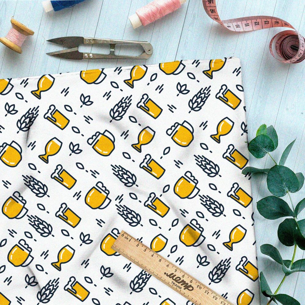 Ткань таффета злаки и пивные бокалы на белом фоне