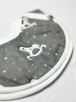 Двусторонний слюнявчик нагрудный RinaAmari Лошадки