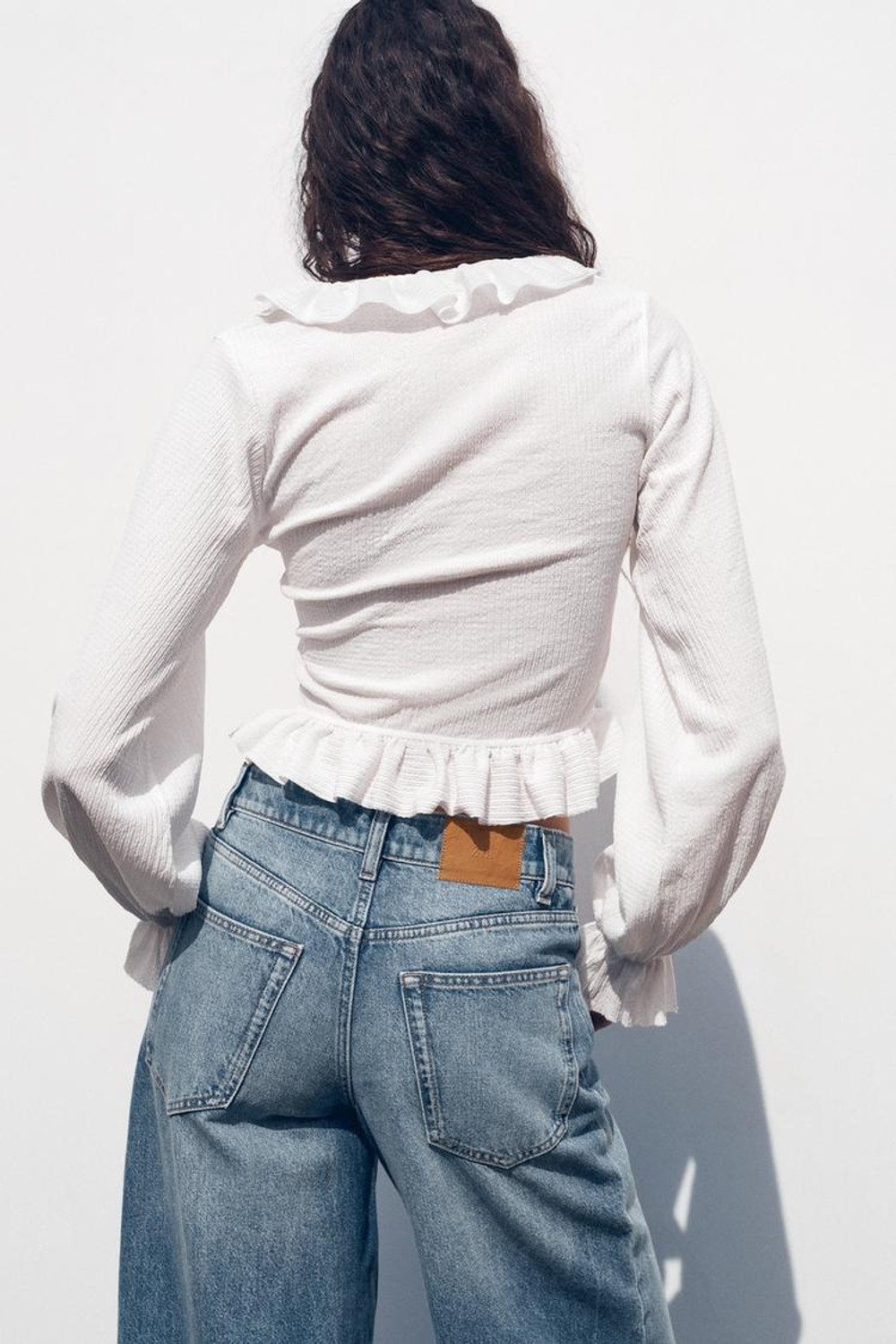 ZARA ТОП С ВОЛАНАМИ И V-ОБРАЗНЫМ ВЫРЕЗОМ, БЕЛЫЙ