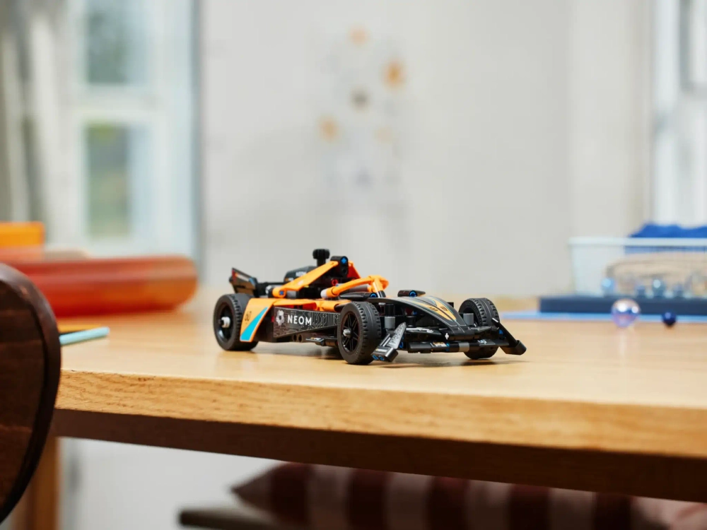 Конструктор LEGO Technic 42169 Гоночная машина NEOM McLaren Formula E
