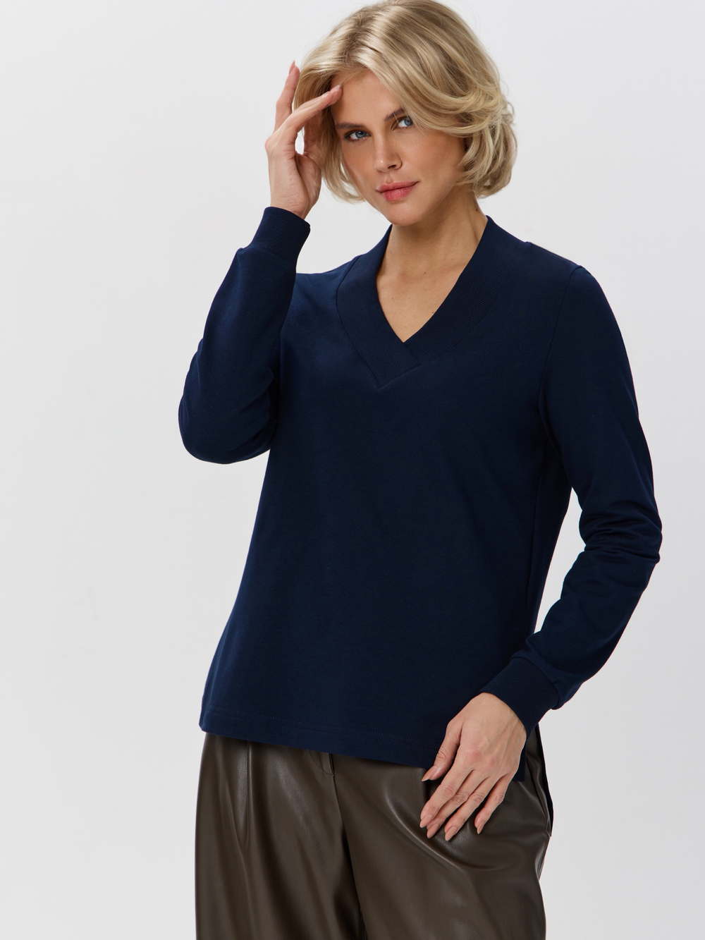 Джемпер с V-вырезом и удлиненной спинкой