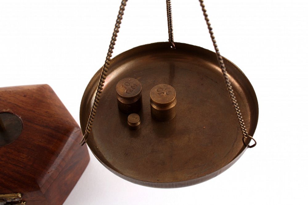 Весы с грузиками в деревянной коробке