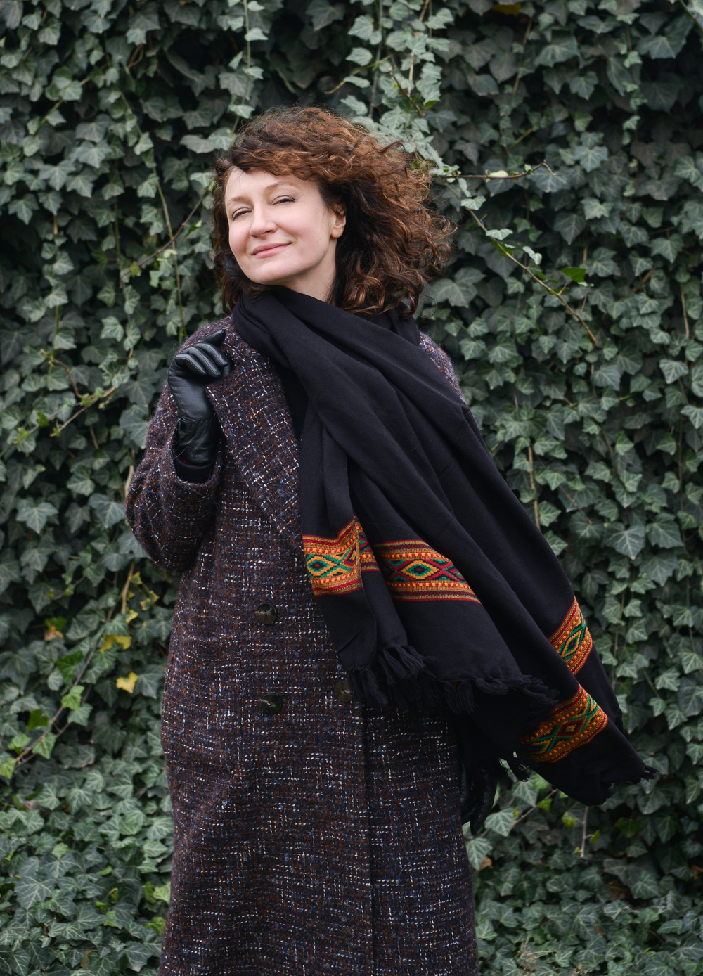 Шерстяной палантин с вышивкой (черный)